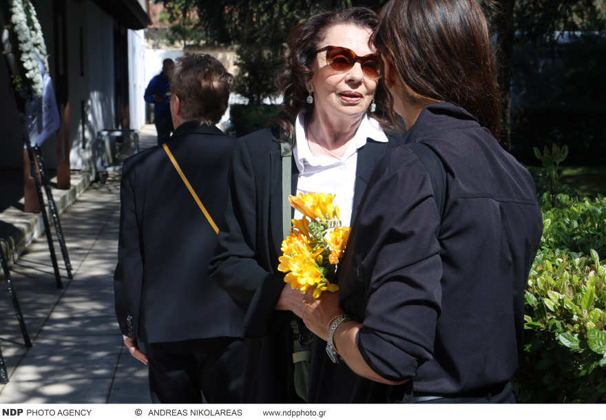 Συγκίνηση στην κηδεία του Γιώργου Πανουσόπουλου, καταρρακωμένη η Μπέτυ Λιβανού