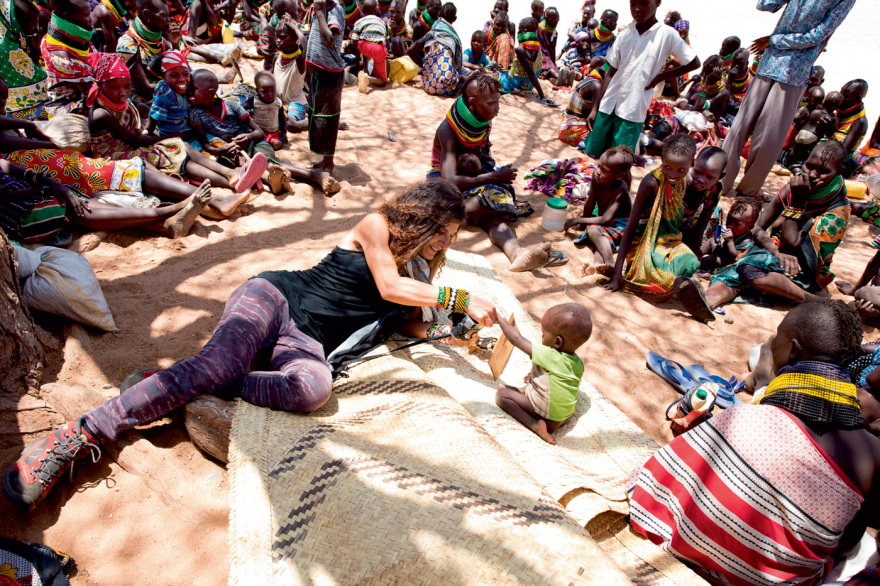 Μαρίνα Σιακόλα: Τα ταξίδια ζωής και η αγκαλιά προσφοράς για τα παιδιά 
