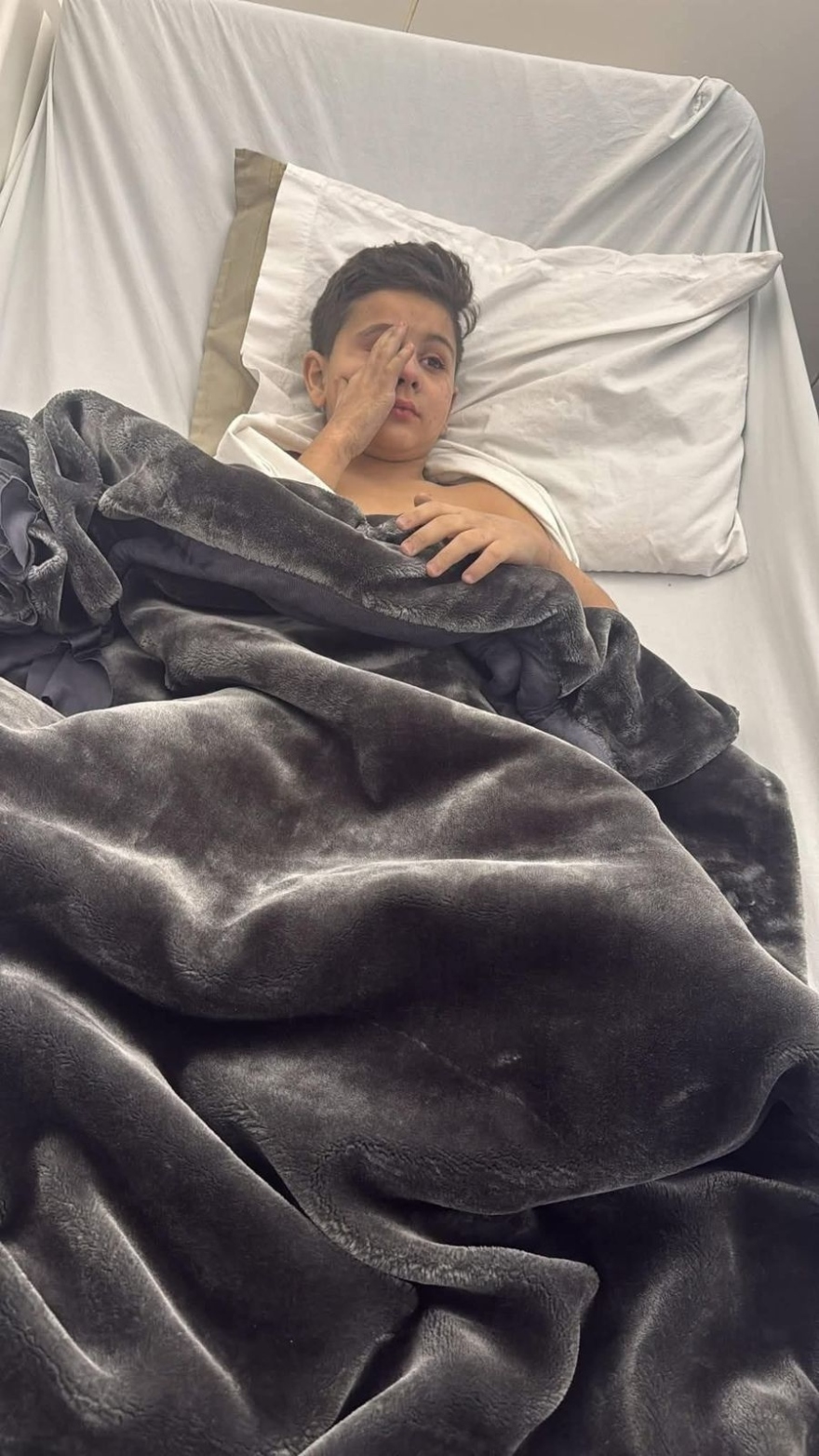 Το protothema στο σημείο όπου σκοτώθηκε μία οικογένεια στον Λίβανο, επέζησε μόνο ο 10χρονος γιος - Παιχνίδια διασκορπισμένα μέσα στα χαλάσματα