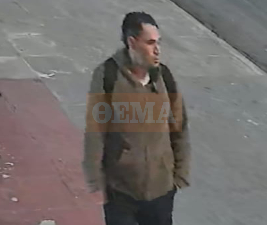 Βίντεο με τον «δράκο» του Πειραιά να ακολουθεί γυναίκα πριν της επιτεθεί, «ξαφνικά ένιωσα δύο χέρια να με τραβάνε προς τα κάτω»