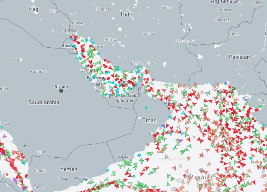 CNBC: Ποια πλοία περνούν τα  Στενά του Ορμούζ και ποια παραμένουν εγκλωβισμένα ή αλλάζουν πορεία