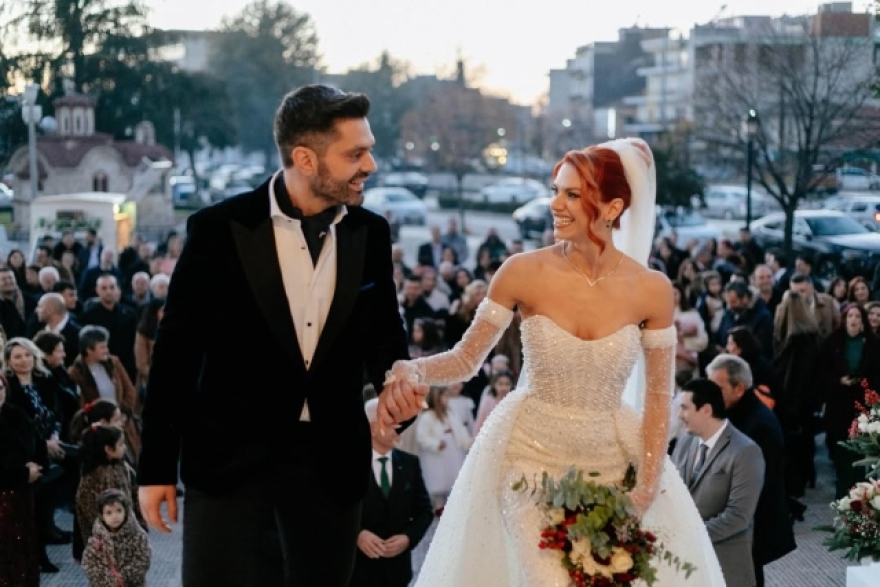 Ο πιο αξιολάτρευτος γάμος: Νηπιαγωγός στη Κομμοτηνή παντρεύτηκε με παρανυφάκια τους 20 μαθητές της