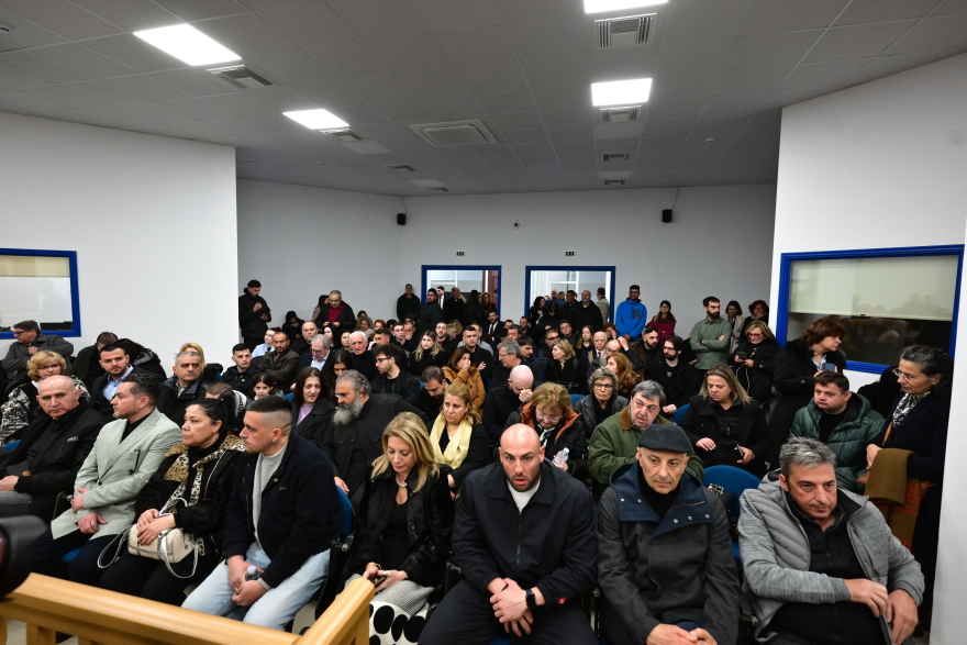 Οργή για την αίθουσα στην έναρξη της δίκης για τα Τέμπη, δεν χωρά τους διαδίκους: Έχετε χάσει την εμπιστοσύνη μας, φώναζαν συγγενείς στο δικαστήριο 