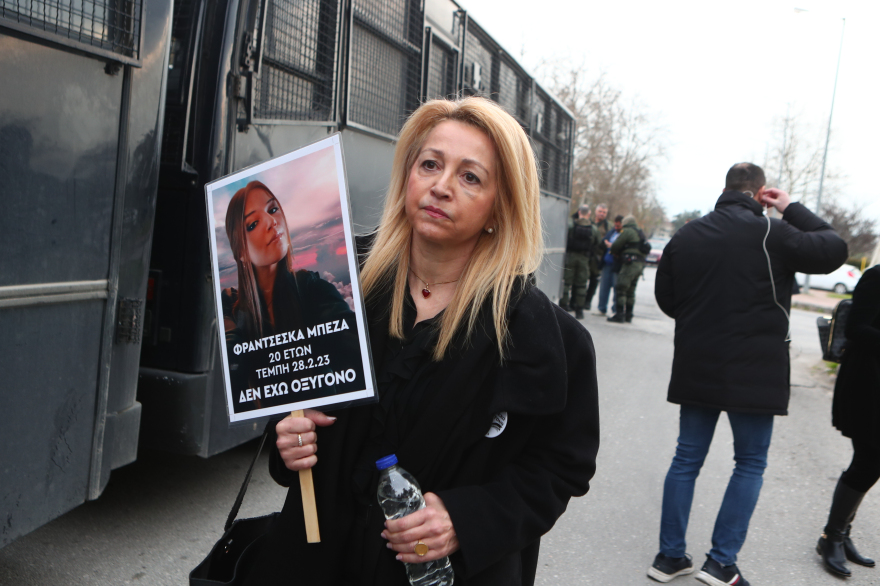 Οργή για την αίθουσα στην έναρξη της δίκης για τα Τέμπη, δεν χωρά τους διαδίκους: Έχετε χάσει την εμπιστοσύνη μας, φώναζαν συγγενείς στο δικαστήριο 