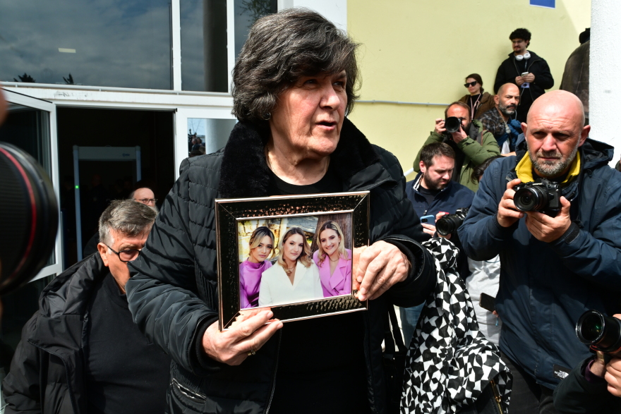 Οργή για την αίθουσα στην έναρξη της δίκης για τα Τέμπη, δεν χωρά τους διαδίκους: Έχετε χάσει την εμπιστοσύνη μας, φώναζαν συγγενείς στο δικαστήριο 