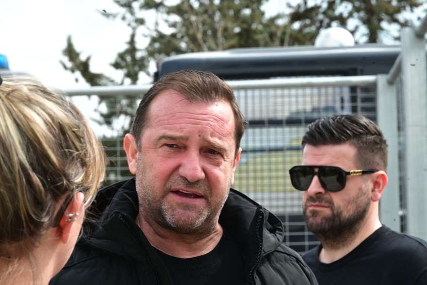 Οργή για την αίθουσα στην έναρξη της δίκης για τα Τέμπη, δεν χωρά τους διαδίκους: Έχετε χάσει την εμπιστοσύνη μας, φώναζαν συγγενείς στο δικαστήριο 