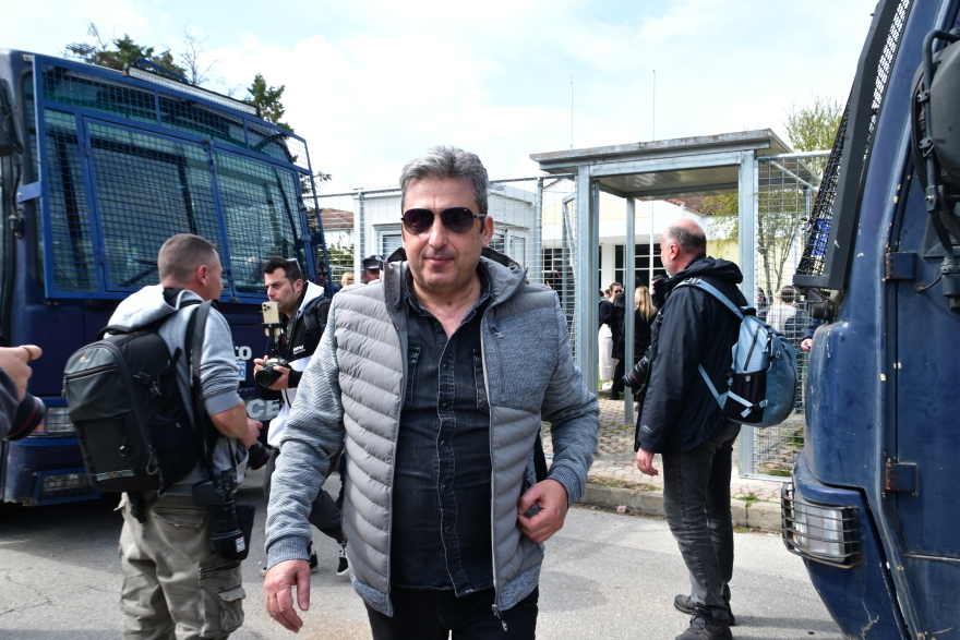 Οργή για την αίθουσα στην έναρξη της δίκης για τα Τέμπη, δεν χωρά τους διαδίκους: Έχετε χάσει την εμπιστοσύνη μας, φώναζαν συγγενείς στο δικαστήριο 