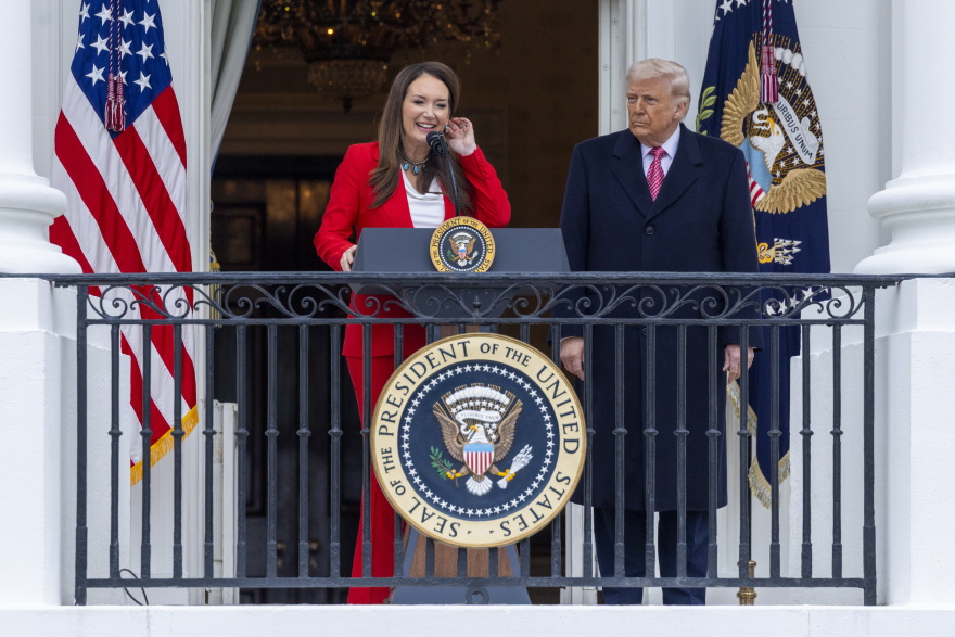 Με ένα χρυσό τρακτέρ στον Λευκό Οίκο ο Τραμπ παρουσίασε το OnlyFarms για τη στήριξη των Αμερικανών αγροτών