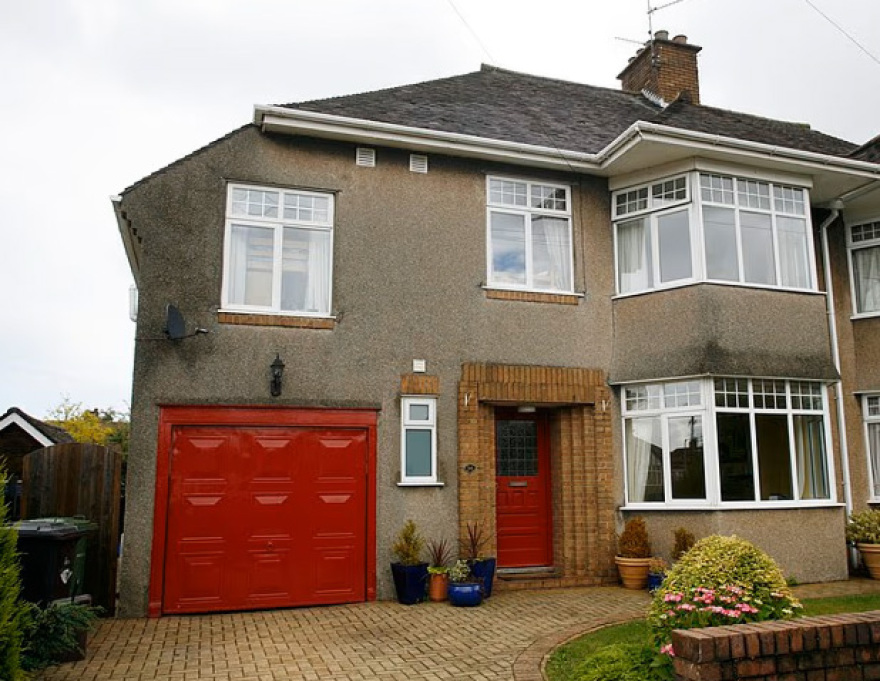 Banksy: Ο γάμος των 100 δολαρίων και οι κότες στον κήπο – Άγνωστες πτυχές της ζωής του καλλιτέχνη
