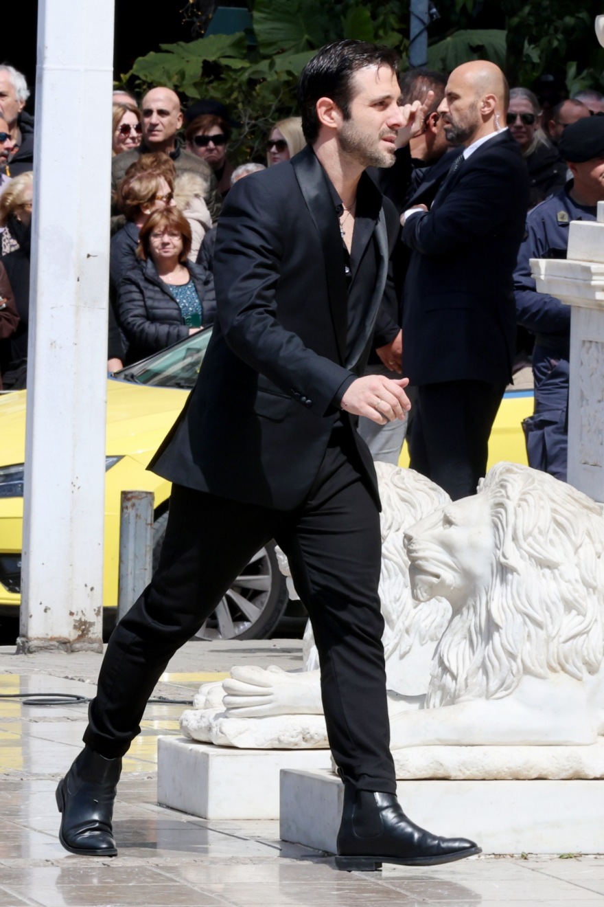 Ποιοι επώνυμοι έδωσαν το παρών στην κηδεία της Μαρινέλλας, δείτε βίντεο και φωτογραφίες