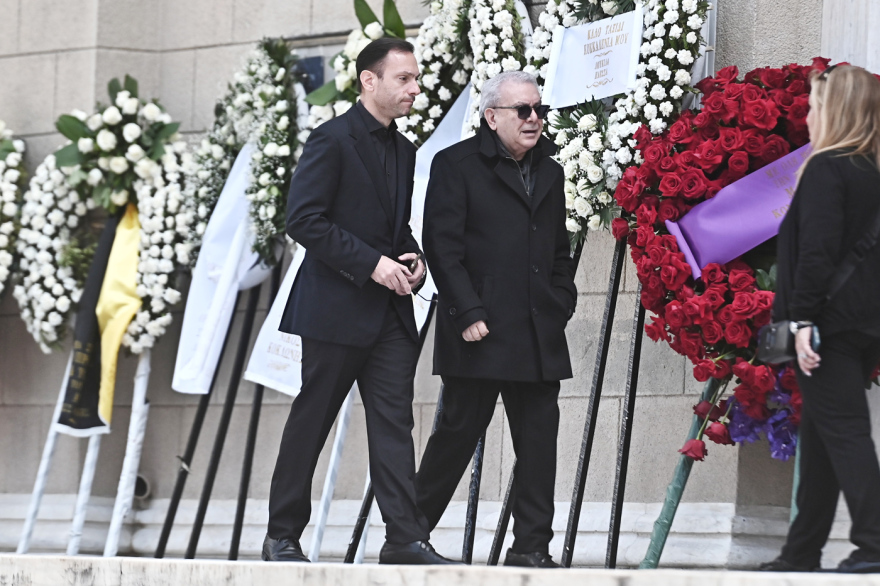 Ποιοι επώνυμοι έδωσαν το παρών στην κηδεία της Μαρινέλλας, δείτε βίντεο και φωτογραφίες