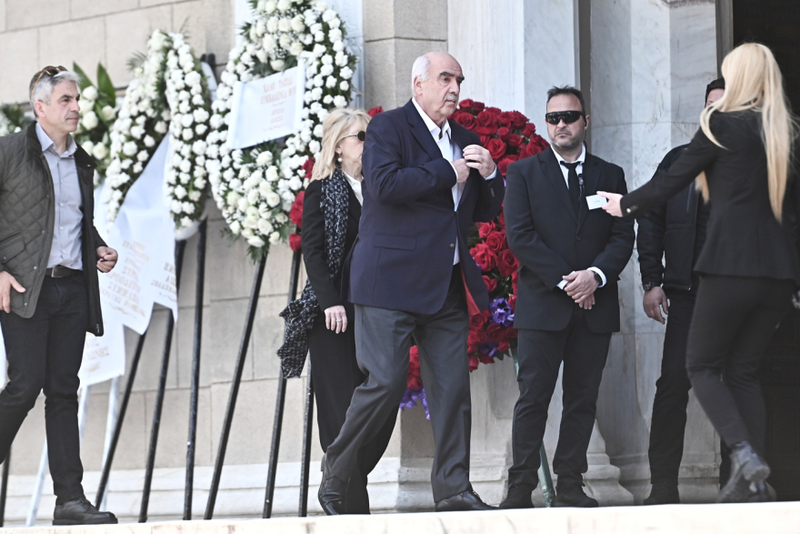 Ποιοι επώνυμοι έδωσαν το παρών στην κηδεία της Μαρινέλλας, δείτε βίντεο και φωτογραφίες