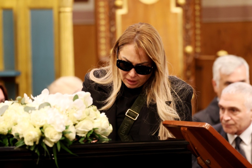 Ποιοι επώνυμοι έδωσαν το παρών στην κηδεία της Μαρινέλλας, δείτε βίντεο και φωτογραφίες