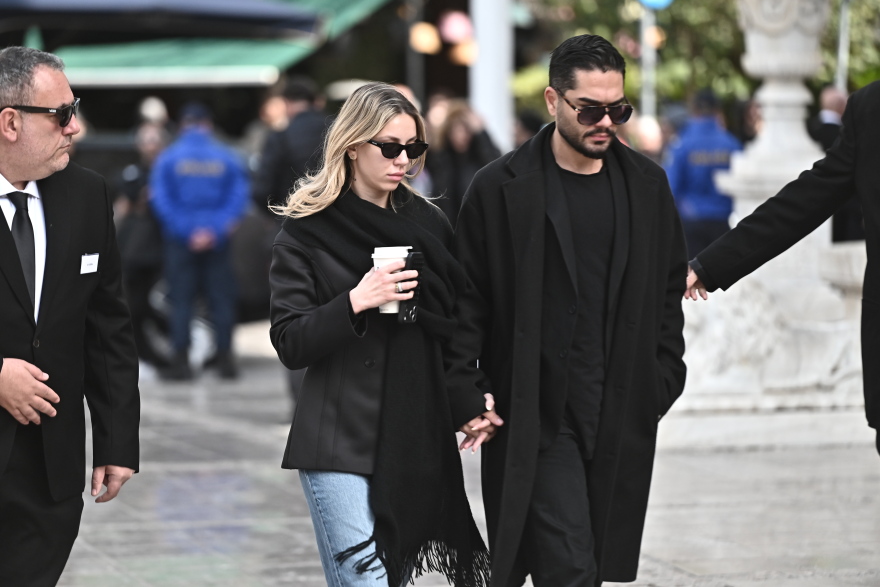 Ποιοι επώνυμοι δίνουν το παρών στο λαϊκό προσκύνημα για τη Μαρινέλλα, δείτε βίντεο και φωτογραφίες