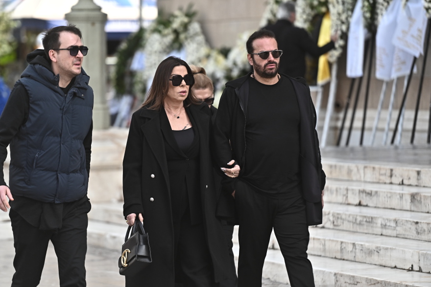 Ποιοι επώνυμοι δίνουν το παρών στο λαϊκό προσκύνημα για τη Μαρινέλλα, δείτε βίντεο και φωτογραφίες