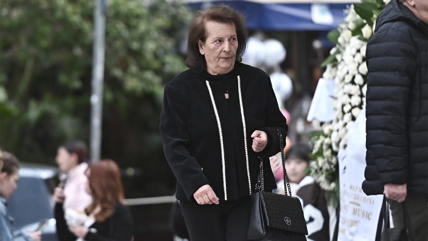 Ποιοι επώνυμοι δίνουν το παρών στο λαϊκό προσκύνημα για τη Μαρινέλλα, δείτε βίντεο και φωτογραφίες