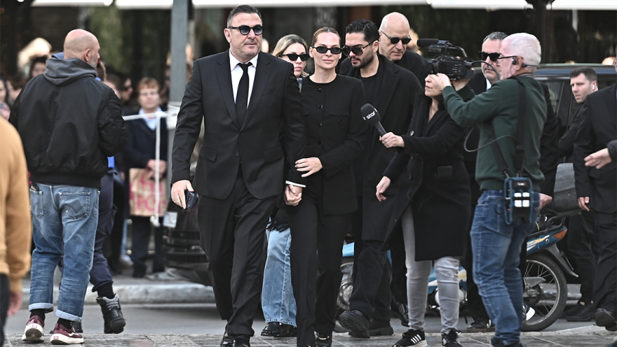 Στο νεκροταφείο Κηφισιάς, σε στενό κύκλο και υπό τους ήχους των αγαπημένων της τραγουδιών, έπεσε η αυλαία για τη Μαρινέλλα