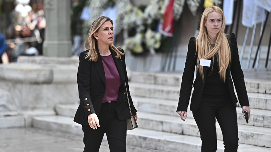 Ποιοι επώνυμοι έδωσαν το παρών στην κηδεία της Μαρινέλλας, δείτε βίντεο και φωτογραφίες