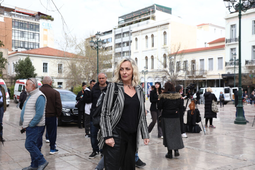 Ποιοι επώνυμοι δίνουν το παρών στο λαϊκό προσκύνημα για τη Μαρινέλλα, δείτε βίντεο και φωτογραφίες