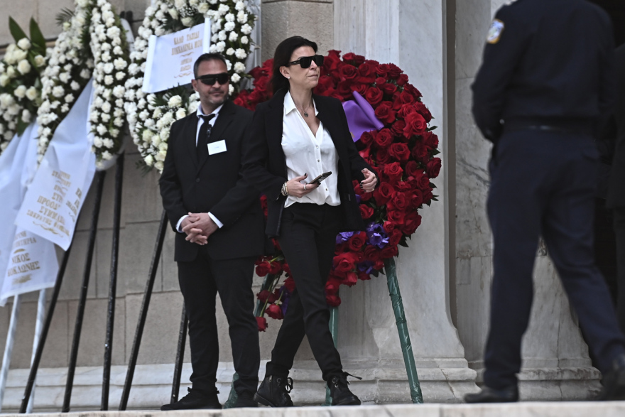 Ποιοι επώνυμοι έδωσαν το παρών στην κηδεία της Μαρινέλλας, δείτε βίντεο και φωτογραφίες