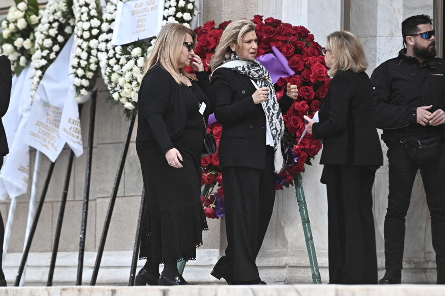 Ποιοι επώνυμοι έδωσαν το παρών στην κηδεία της Μαρινέλλας, δείτε βίντεο και φωτογραφίες