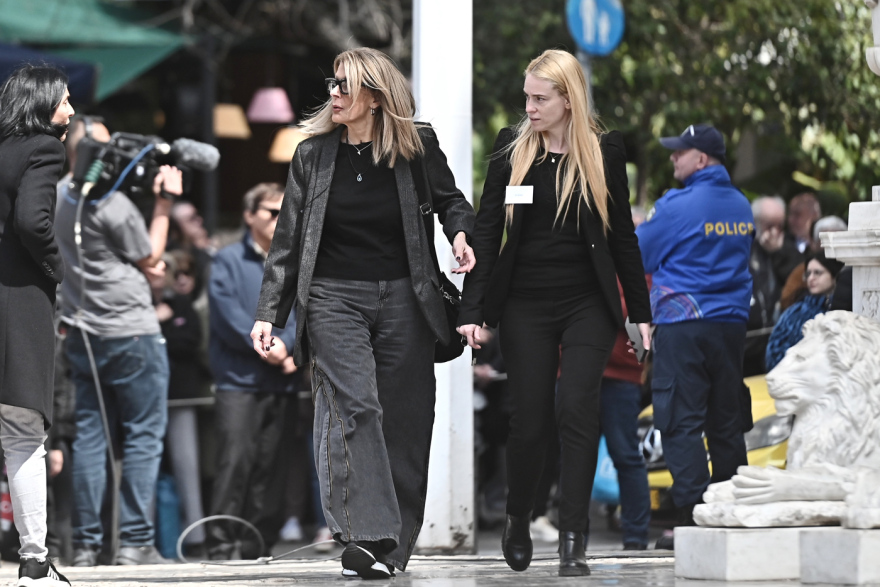 Ποιοι επώνυμοι έδωσαν το παρών στην κηδεία της Μαρινέλλας, δείτε βίντεο και φωτογραφίες