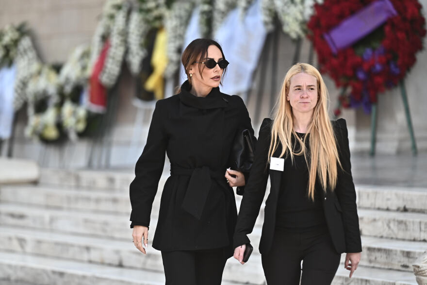 Ποιοι επώνυμοι δίνουν το παρών στο λαϊκό προσκύνημα για τη Μαρινέλλα, δείτε βίντεο και φωτογραφίες