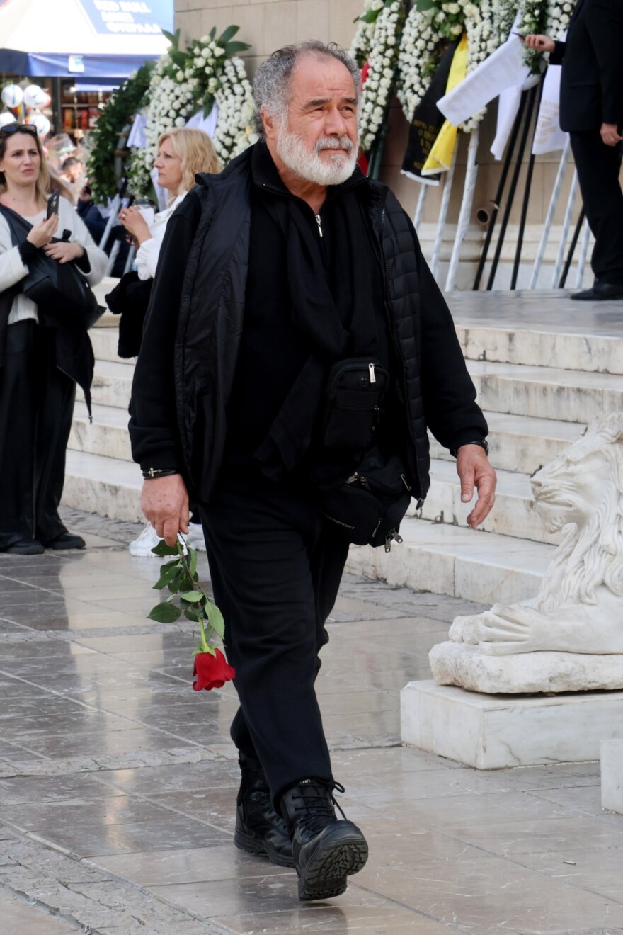 Ποιοι επώνυμοι δίνουν το παρών στο λαϊκό προσκύνημα για τη Μαρινέλλα, δείτε βίντεο και φωτογραφίες