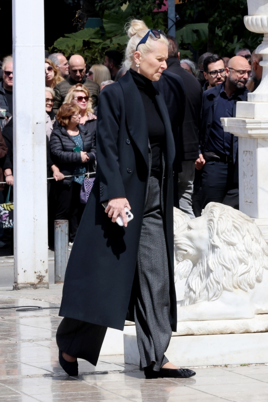 Ποιοι επώνυμοι έδωσαν το παρών στην κηδεία της Μαρινέλλας, δείτε βίντεο και φωτογραφίες