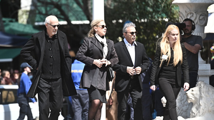 Ποιοι επώνυμοι έδωσαν το παρών στην κηδεία της Μαρινέλλας, δείτε βίντεο και φωτογραφίες