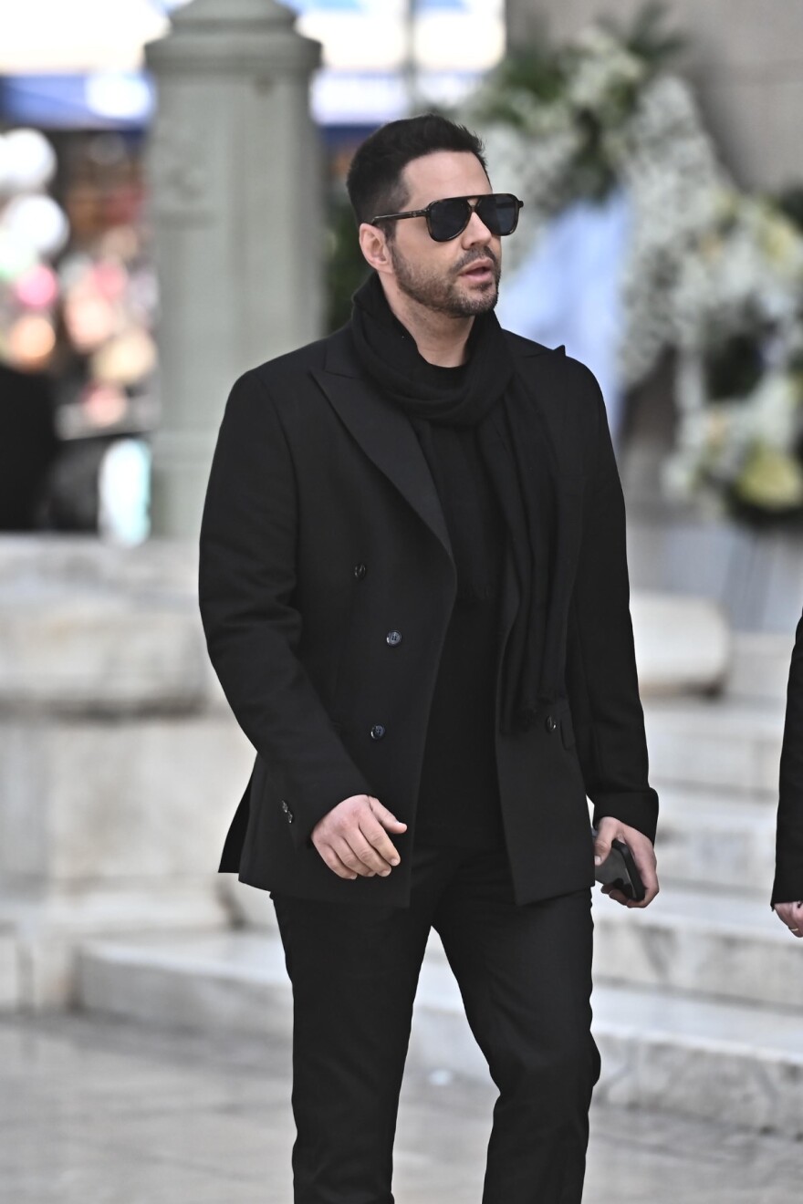 Ποιοι επώνυμοι δίνουν το παρών στο λαϊκό προσκύνημα για τη Μαρινέλλα, δείτε βίντεο και φωτογραφίες