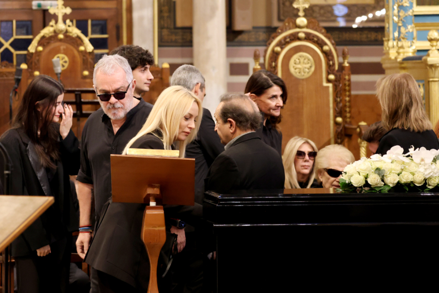 Ποιοι επώνυμοι έδωσαν το παρών στην κηδεία της Μαρινέλλας, δείτε βίντεο και φωτογραφίες