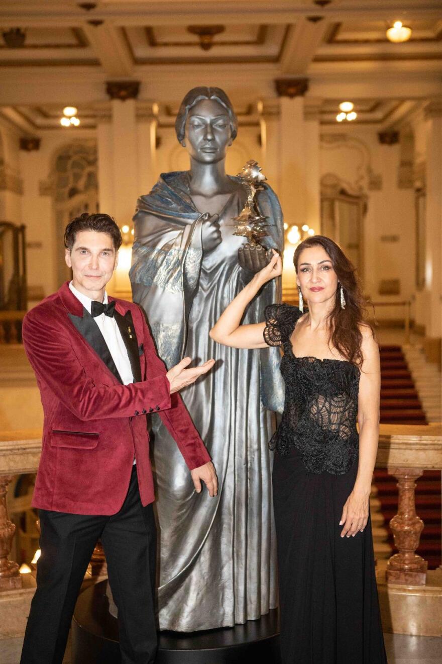 Μαρία Κάλλας: Το μνημειώδες γλυπτό Νίκου Φλώρου ταξίδεψε στην Όπερα του Σάο Πάολο