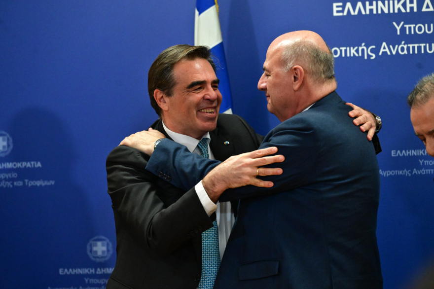 Αλλαγή σκυτάλης στο υπουργείο Αγροτικής Ανάπτυξης - Σχοινάς: «Δεν υπόσχομαι θαύματα, δεσμεύομαι για πολλή δουλειά»