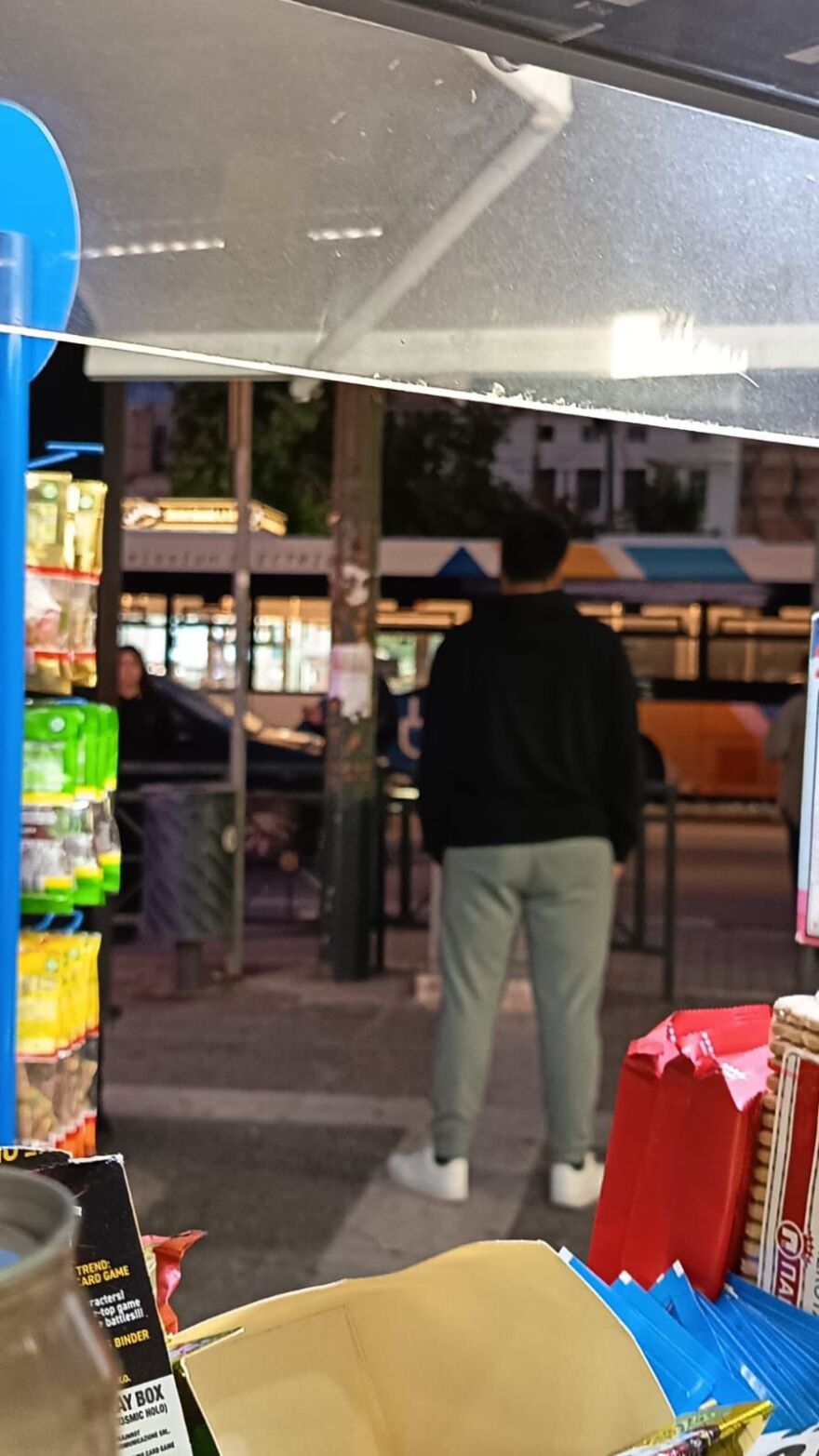 Σε κρίσιμη κατάσταση ο 17χρονος που παρασύρθηκε από λεωφορείο στον Πειραιά - Πώς έγινε το τροχαίο