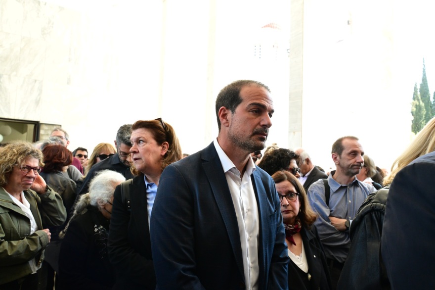 Τελευταίο αντίο στον γιο της Θεανώς Φωτίου, Βασίλη Ρίζο που έφυγε από τη ζωή στα 48 του, συντετριμμένη η οικογένεια