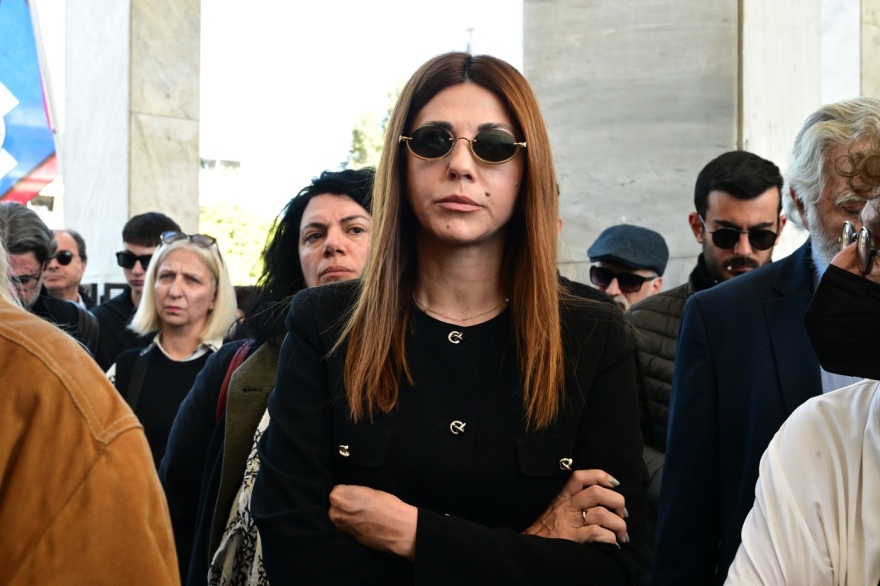 Τελευταίο αντίο στον γιο της Θεανώς Φωτίου, Βασίλη Ρίζο που έφυγε από τη ζωή στα 48 του, συντετριμμένη η οικογένεια