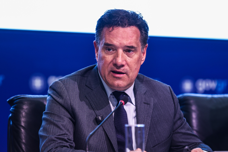 Πρόστιμα έως 6% του παγκόσμιου τζίρου για πλατφόρμες social media που δεν συνεργάζονται με το ελληνικό Δημόσιο για την προστασία ανηλίκων