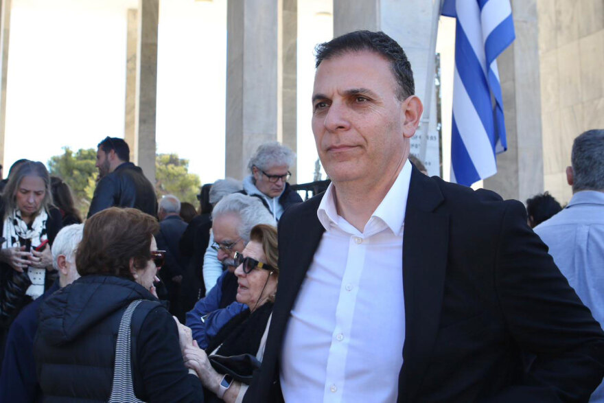 Τελευταίο αντίο στον γιο της Θεανώς Φωτίου, Βασίλη Ρίζο που έφυγε από τη ζωή στα 48 του, συντετριμμένη η οικογένεια