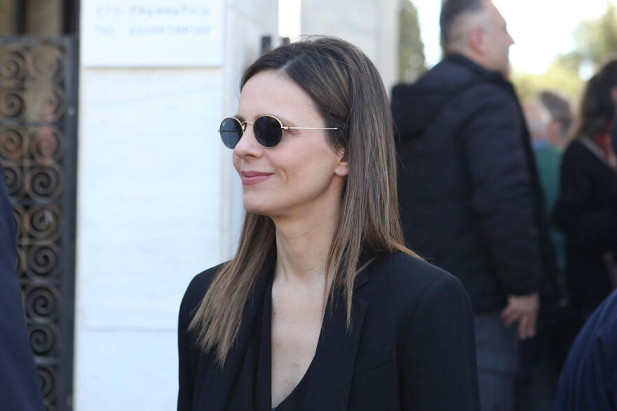 Τελευταίο αντίο στον γιο της Θεανώς Φωτίου, Βασίλη Ρίζο που έφυγε από τη ζωή στα 48 του, συντετριμμένη η οικογένεια