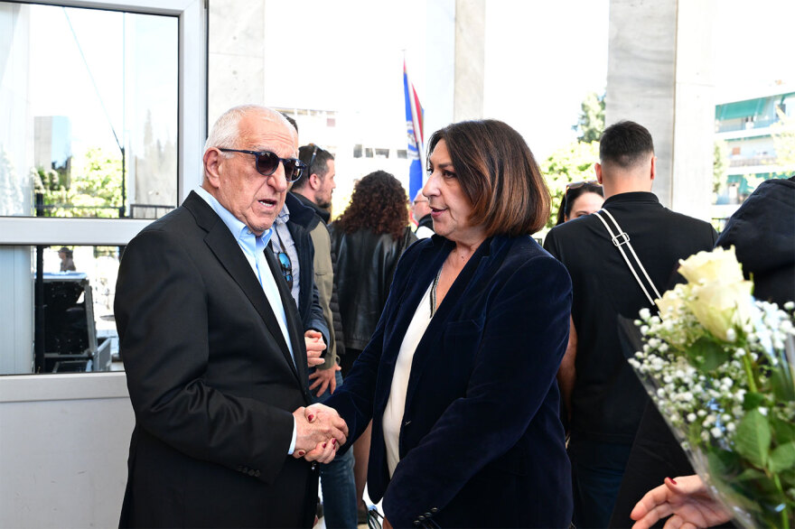 Τελευταίο αντίο στον γιο της Θεανώς Φωτίου, Βασίλη Ρίζο που έφυγε από τη ζωή στα 48 του, συντετριμμένη η οικογένεια