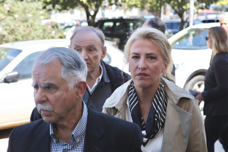 Τελευταίο αντίο στον γιο της Θεανώς Φωτίου, Βασίλη Ρίζο που έφυγε από τη ζωή στα 48 του, συντετριμμένη η οικογένεια