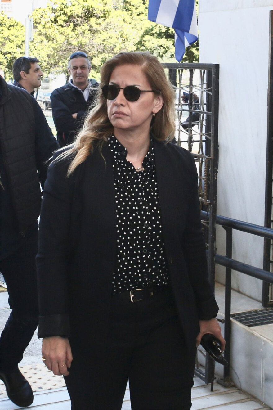 Τελευταίο αντίο στον γιο της Θεανώς Φωτίου, Βασίλη Ρίζο που έφυγε από τη ζωή στα 48 του, συντετριμμένη η οικογένεια