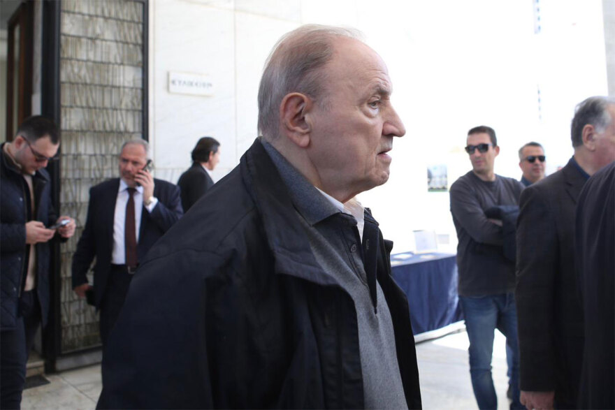 Τελευταίο αντίο στον γιο της Θεανώς Φωτίου, Βασίλη Ρίζο που έφυγε από τη ζωή στα 48 του, συντετριμμένη η οικογένεια