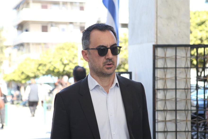 Τελευταίο αντίο στον γιο της Θεανώς Φωτίου, Βασίλη Ρίζο που έφυγε από τη ζωή στα 48 του, συντετριμμένη η οικογένεια