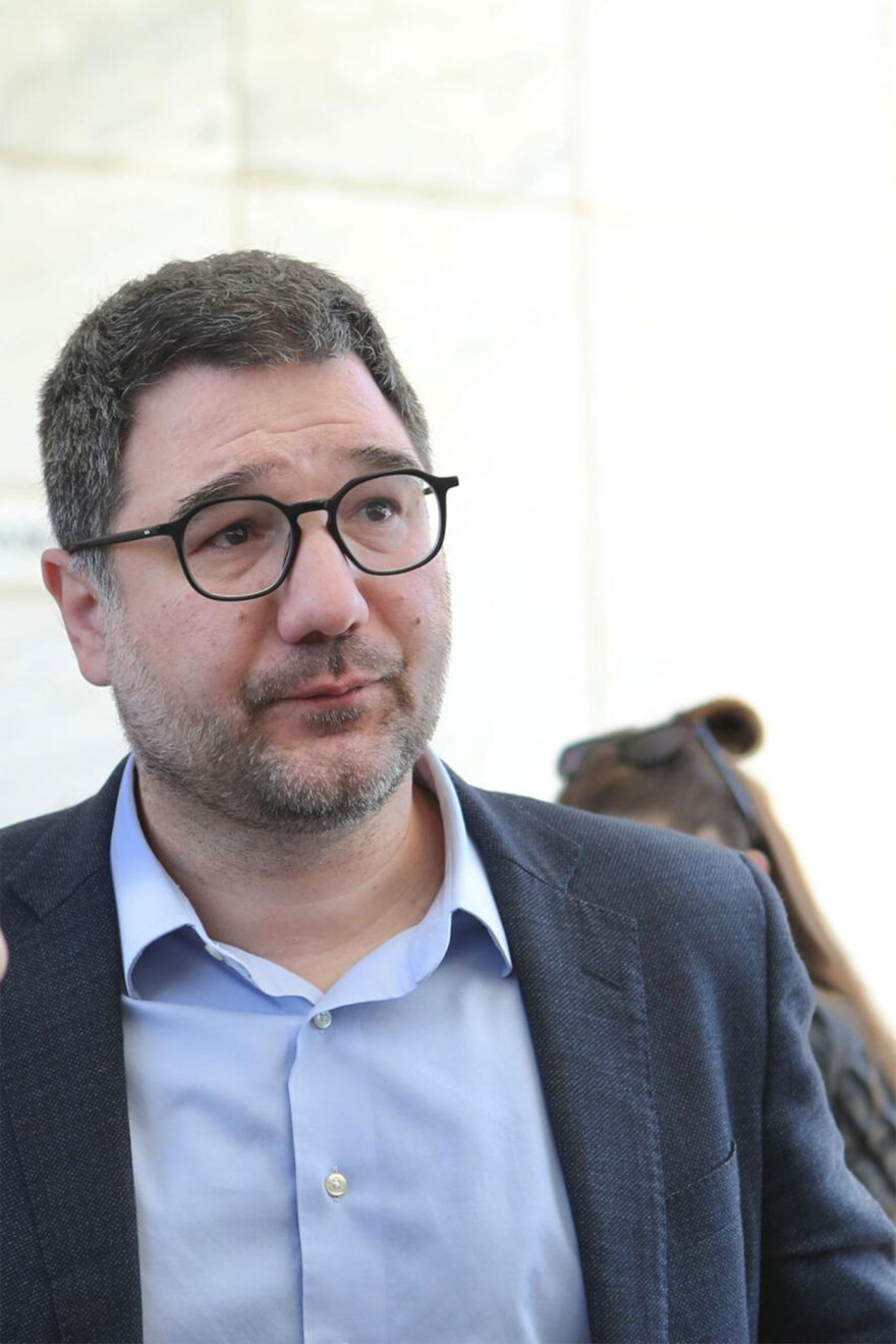 Τελευταίο αντίο στον γιο της Θεανώς Φωτίου, Βασίλη Ρίζο που έφυγε από τη ζωή στα 48 του, συντετριμμένη η οικογένεια