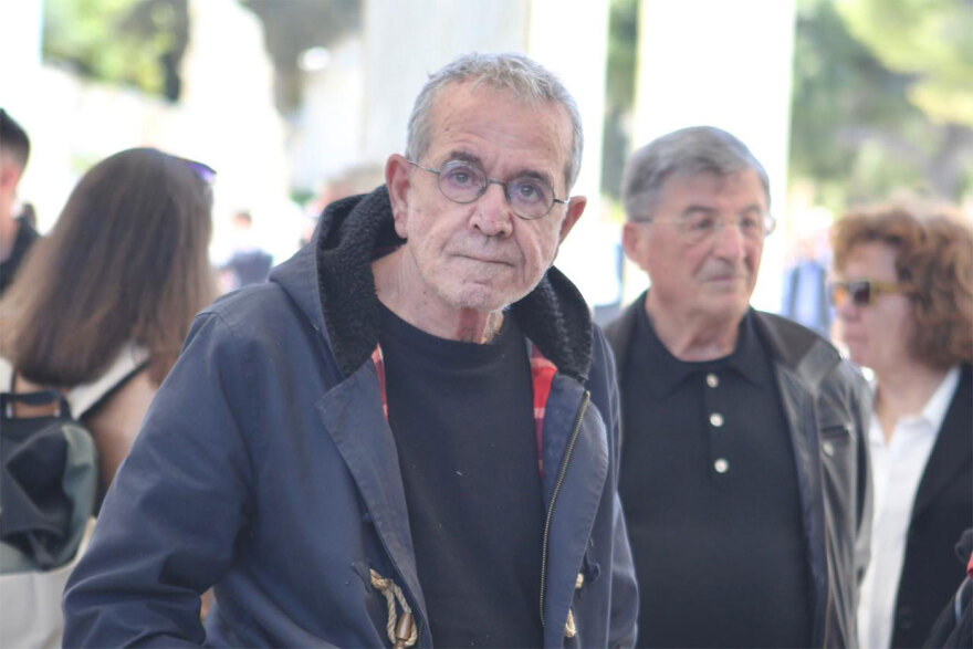 Τελευταίο αντίο στον γιο της Θεανώς Φωτίου, Βασίλη Ρίζο που έφυγε από τη ζωή στα 48 του, συντετριμμένη η οικογένεια