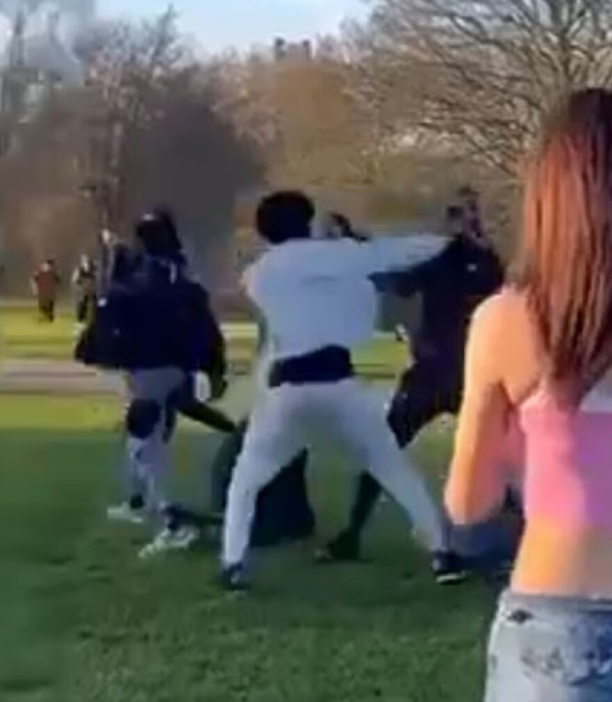 «Σε έχουν μαχαιρώσει, φίλε»: Η στιγμή που 21χρονος τραυματίζεται θανάσιμα μετά από συμπλοκή σε πάρκο του Λονδίνου, βίντεο