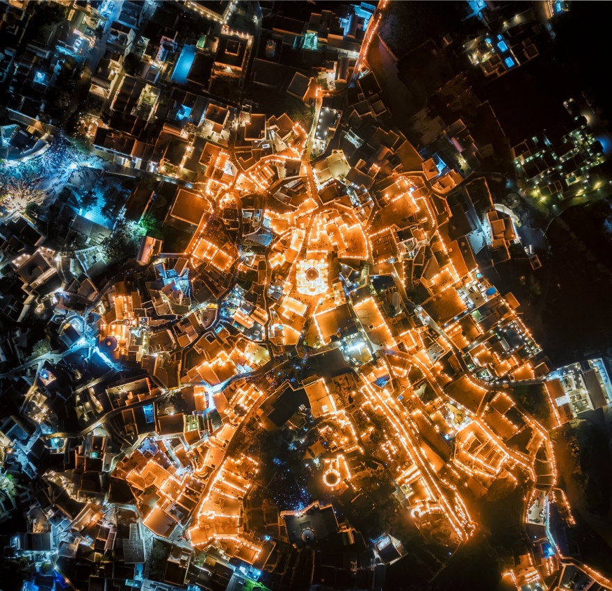 Πάσχα στον Πύργο Σαντορίνης: Το έθιμο με τα χιλιάδες φαναράκια που κάνει τον γύρο του κόσμου, δείτε βίντεο