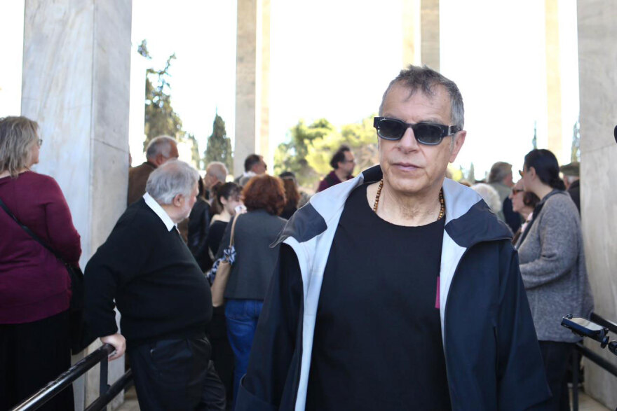 Τελευταίο αντίο στον γιο της Θεανώς Φωτίου, Βασίλη Ρίζο που έφυγε από τη ζωή στα 48 του, συντετριμμένη η οικογένεια